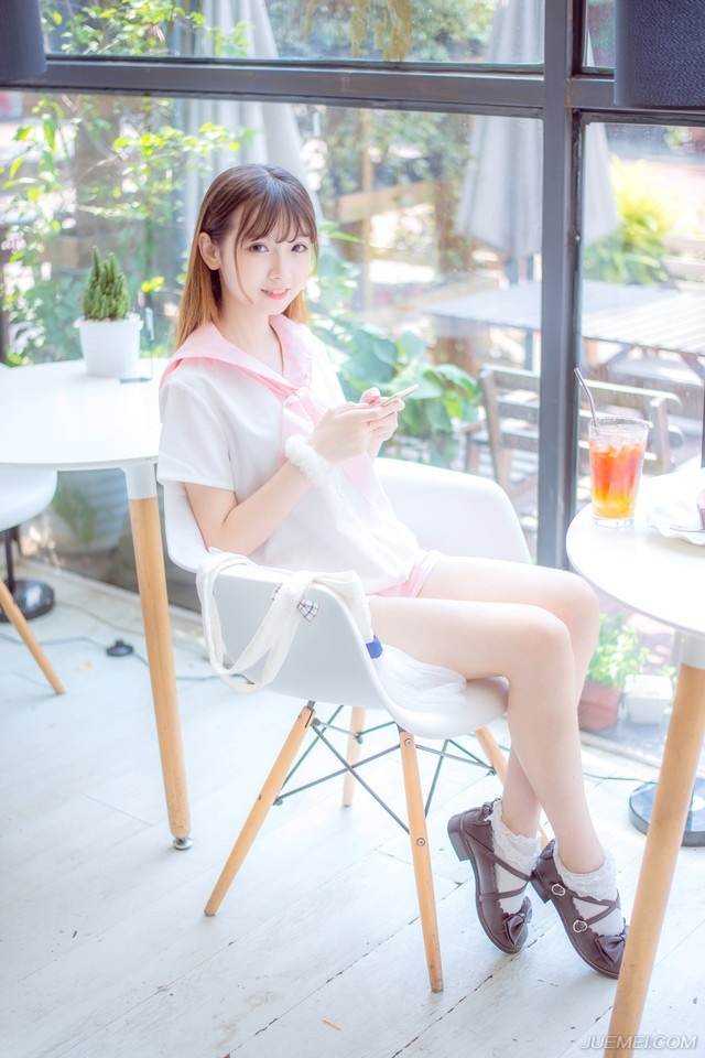 “军师，若事不可违的话，不如……”诸葛亮身边，年轻的马谡看向诸葛亮，犹豫了一下，开口劝道。